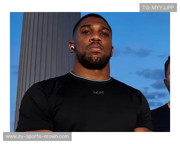 安东尼·约书亚训练完直接去逛奢侈品店，这反差谁懂